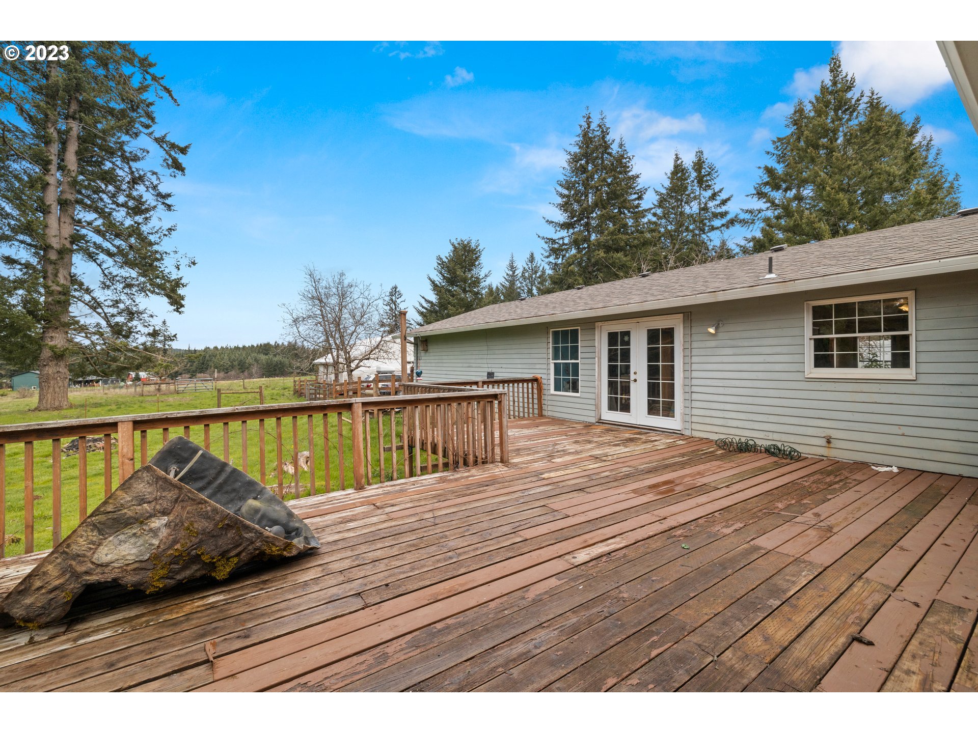 23231 South Engstrom Road Colton, OR 97017 - Photo 19 of 30 a view of ocean from a balcony