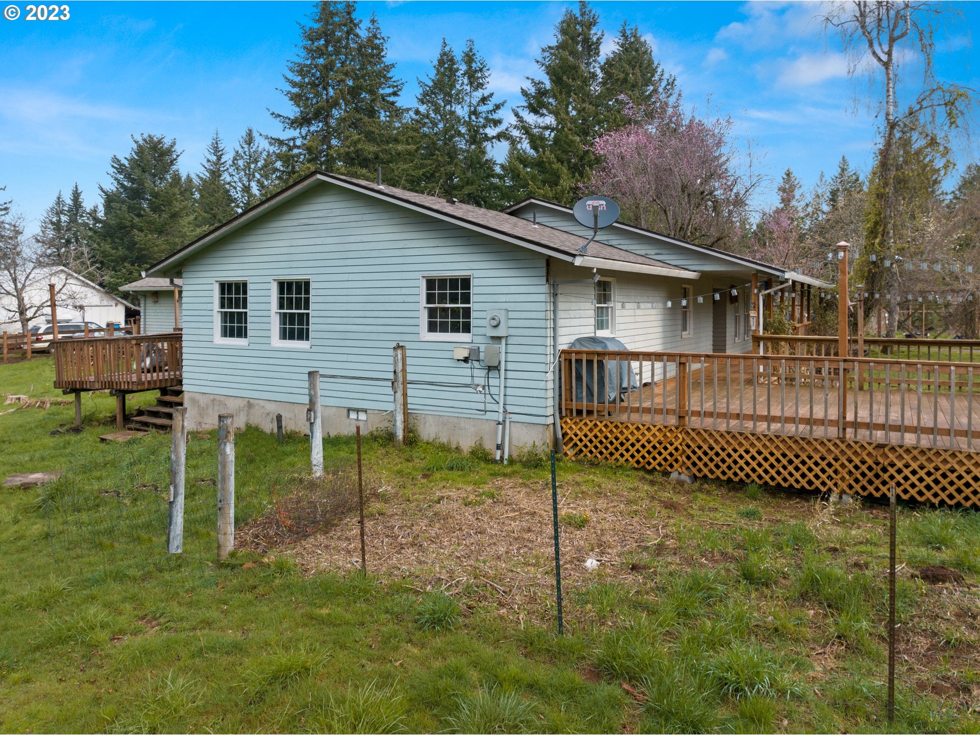 23231 South Engstrom Road Colton, OR 97017 - Photo 2 of 30 a backyard of a house
