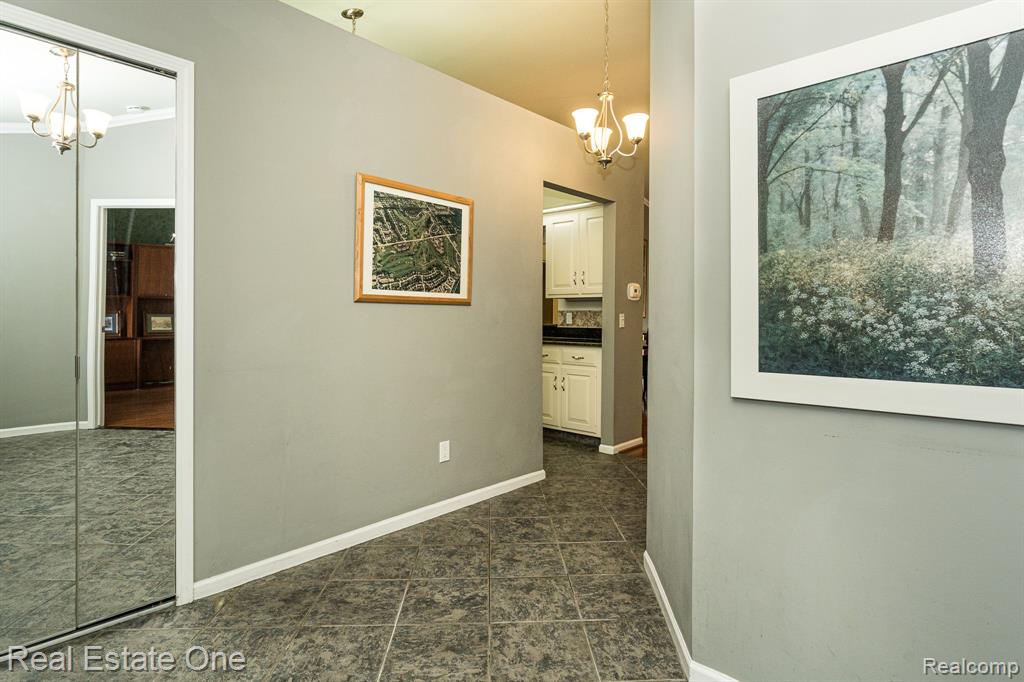 888 Green View Court Rochester Hills, MI 48307 - Photo 4 of 29