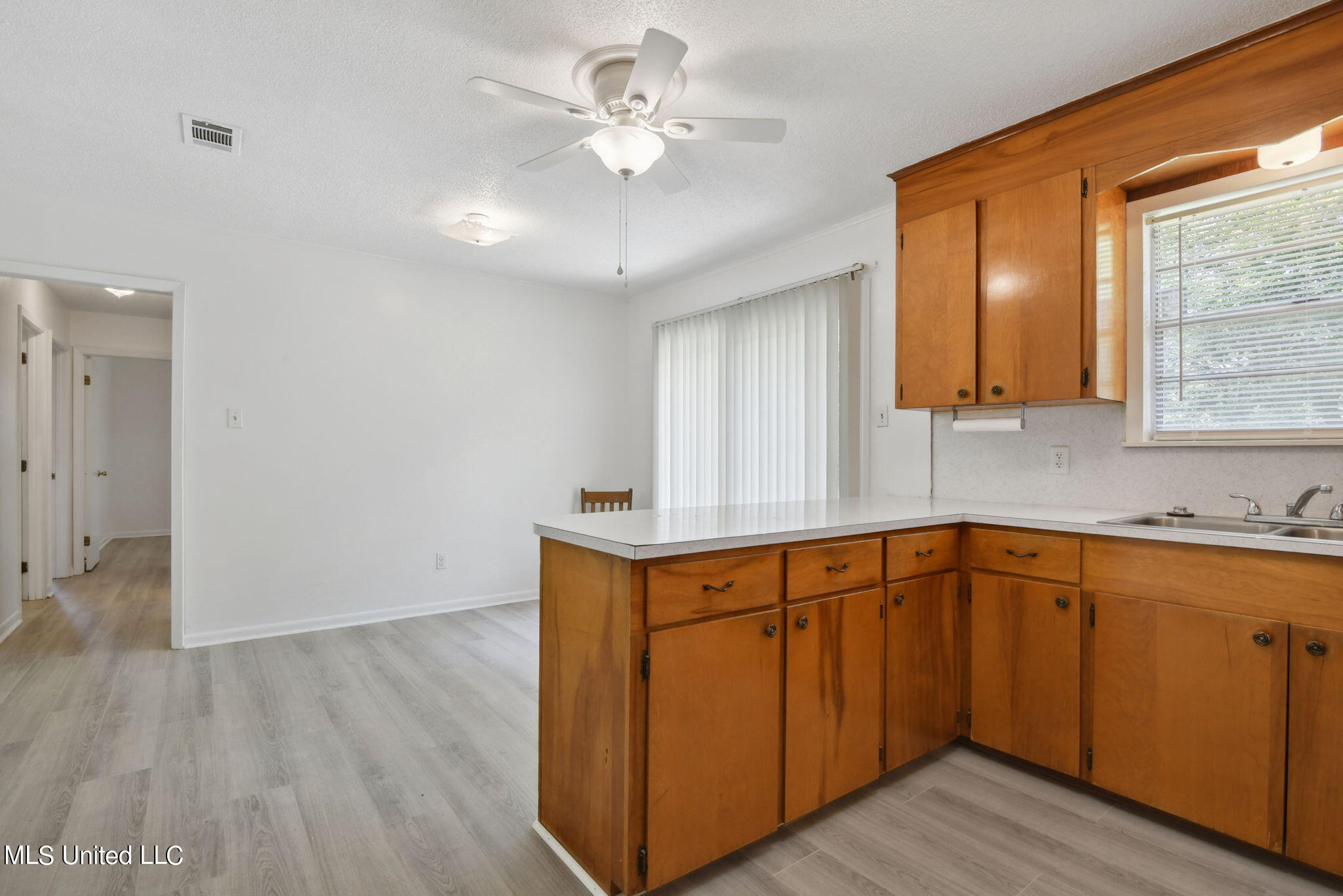 11076 East Taylor Road Gulfport, MS 39503 - Photo 7 of 15 Kitchen