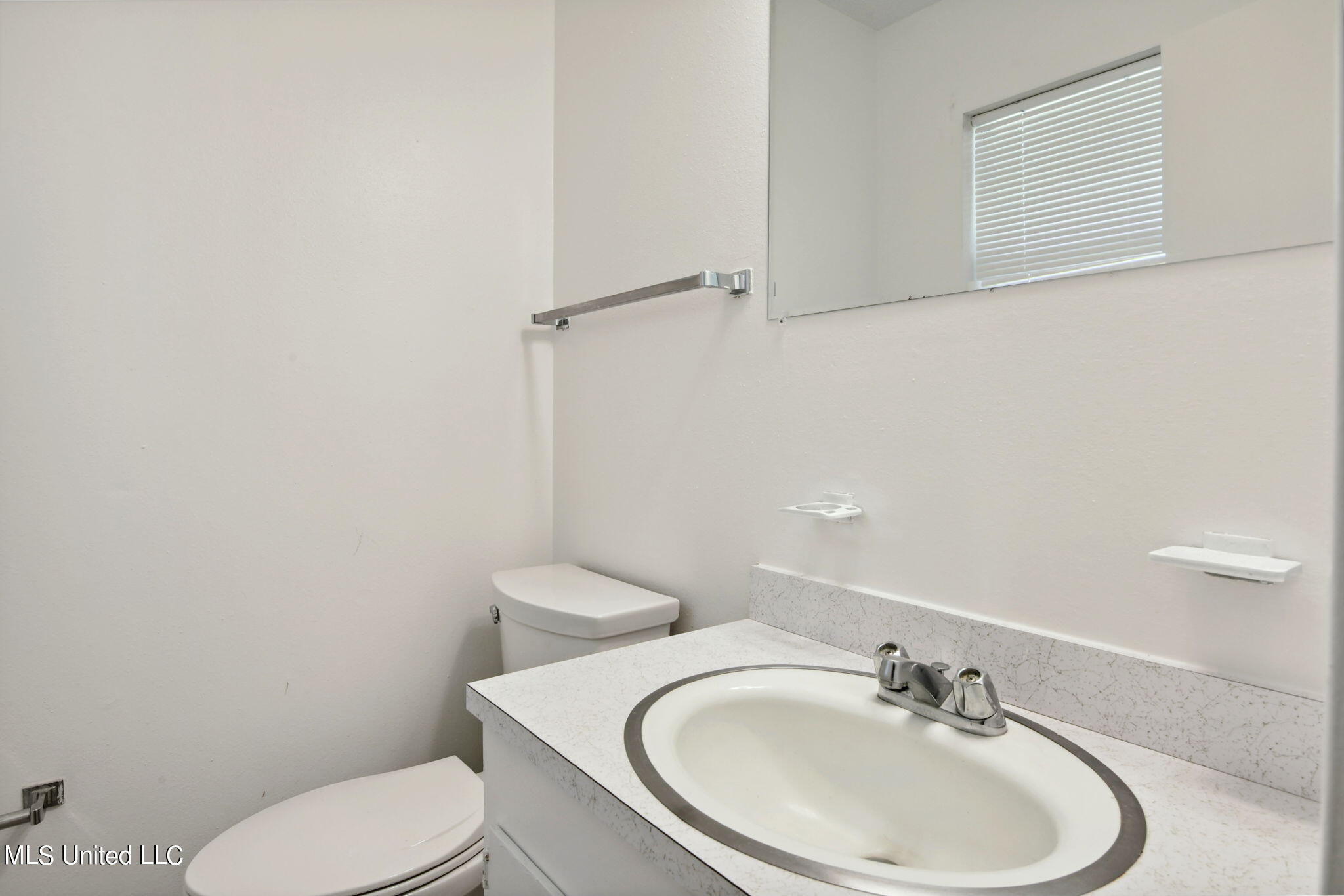 11076 East Taylor Road Gulfport, MS 39503 - Photo 8 of 15 Primary BR's 1/2 Bath