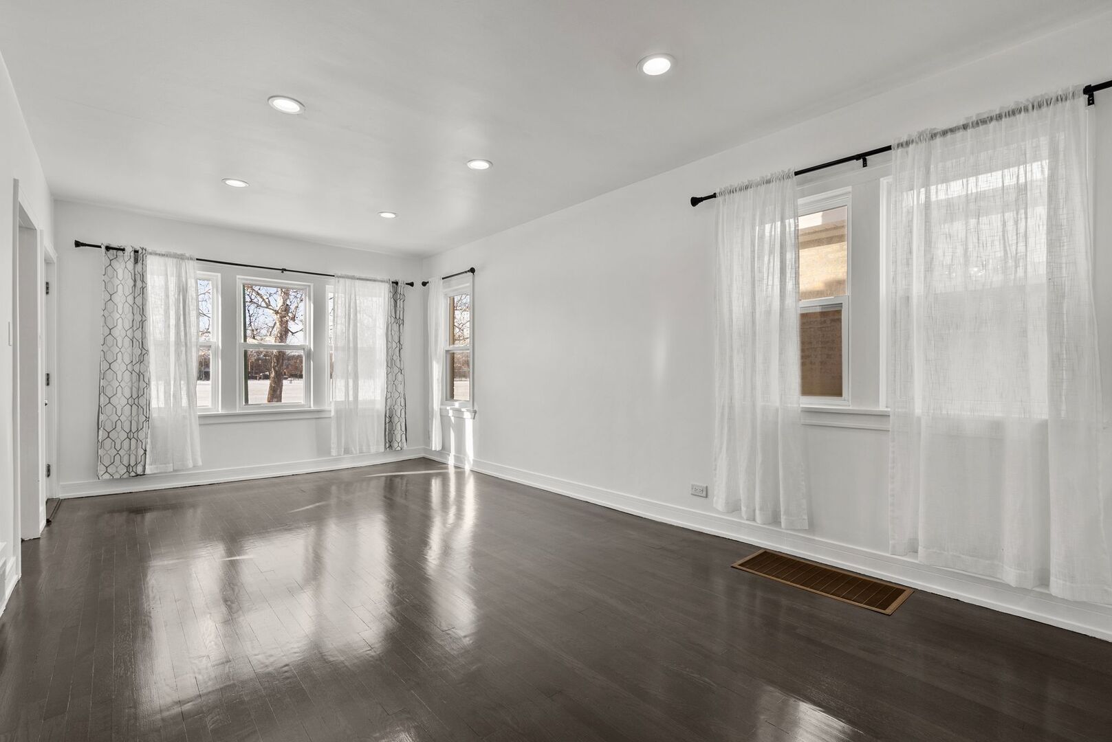 9133 South Racine Avenue Chicago, IL 60620 - Photo 3 of 23