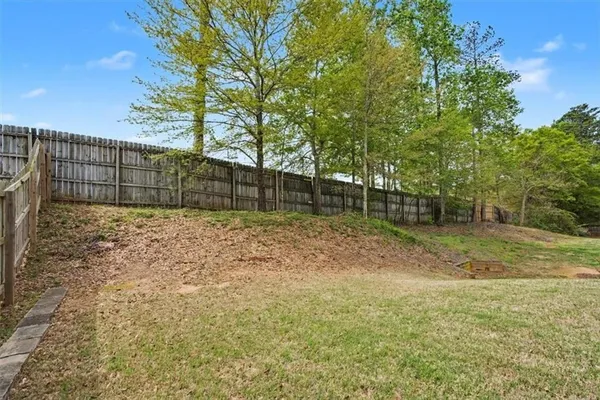 a view of a backyard