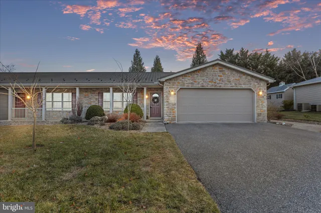 a view of a house with backyard and garden