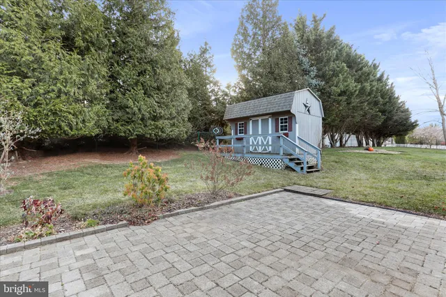 a view of a house with backyard and trees