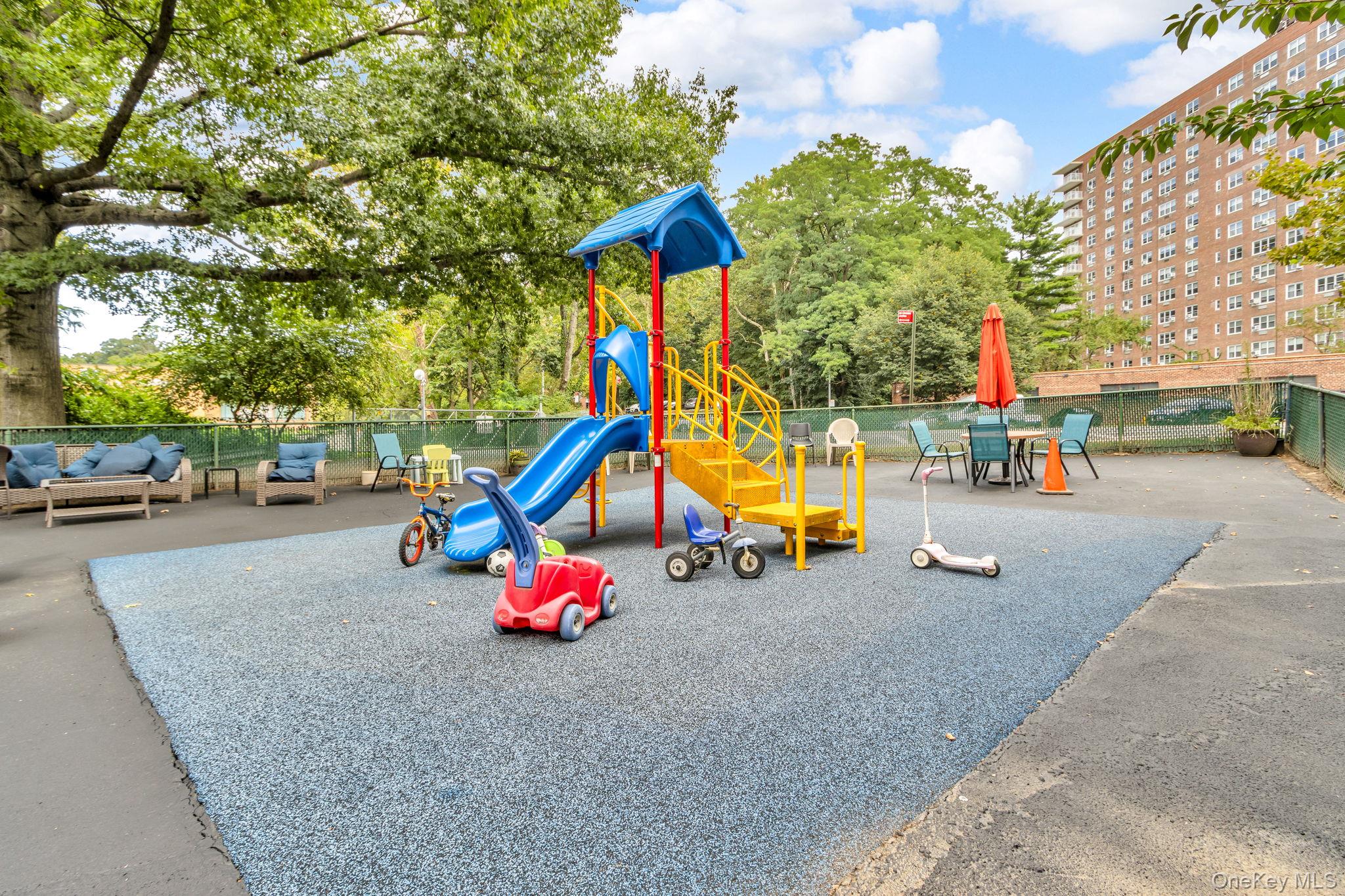 3901 Independence Avenue, Unit 4R Bronx, NY 10463 - Photo 29 of 35 a view of outdoor space with garden and entertaining space