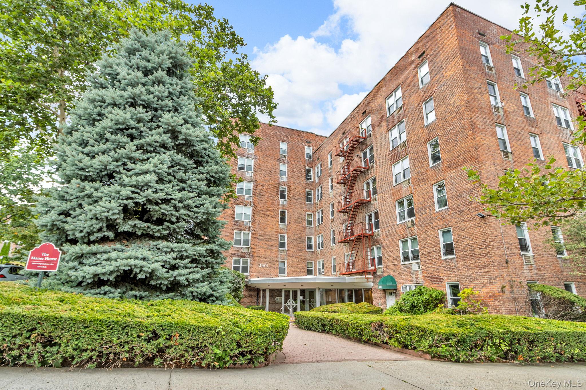 3901 Independence Avenue, Unit 4R Bronx, NY 10463 - Photo 34 of 35 a view of a large building