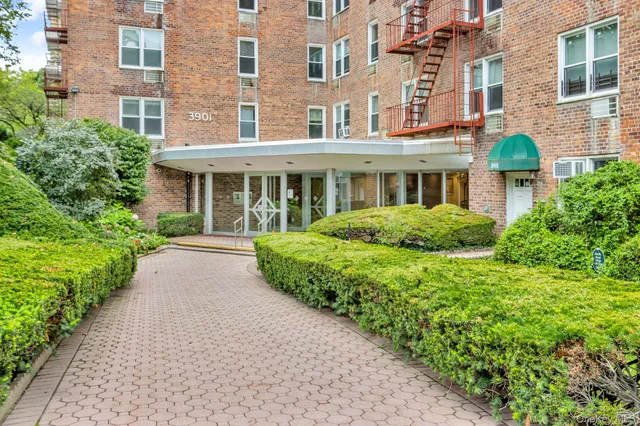 $439,000 | 3901 Independence Avenue, Unit 4R | Riverdale