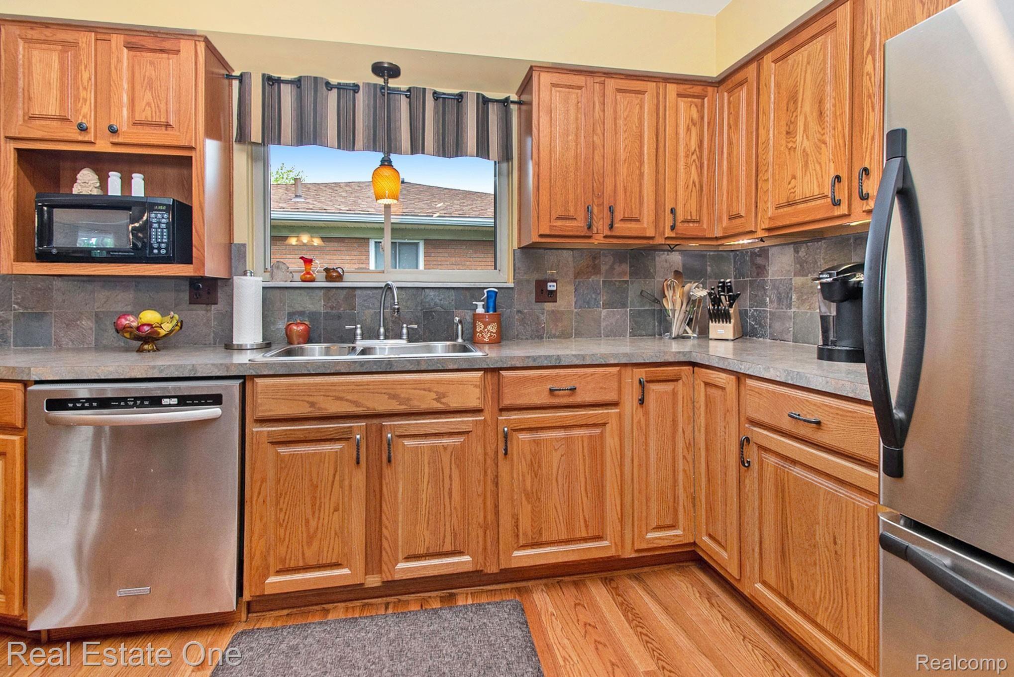 11198 Afton Road Southgate, MI 48195 - Photo 7 of 25 Nice oak kitchen cabinets