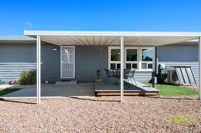 a view of a house with backyard