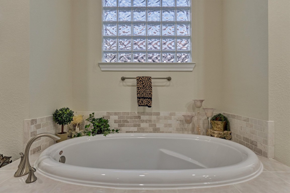 7430 Kearney Hill Lane Spring, TX 77389 - Photo 31 of 47 Garden tub with privacy glass window