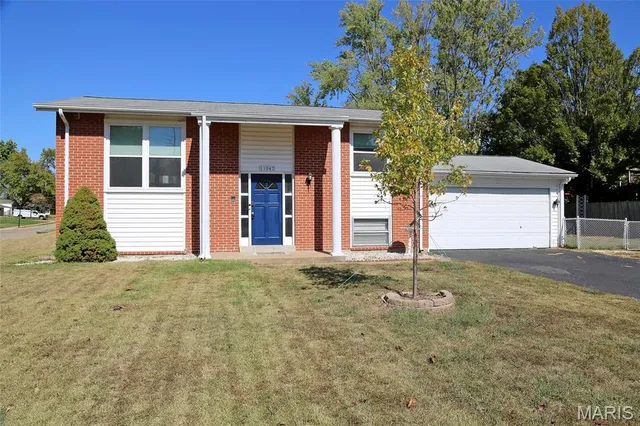 $269,900 | 11947 Glenmar Drive, Maryland Heights, MO 63043