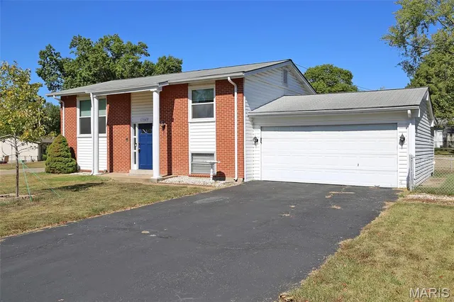 $269,900 | 11947 Glenmar Drive, Maryland Heights, MO 63043