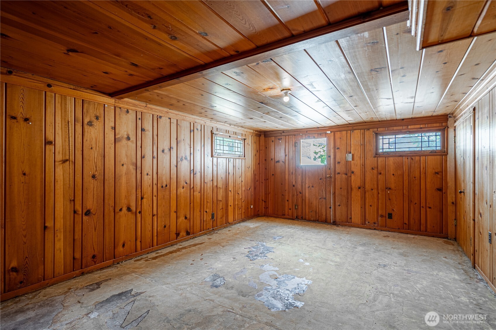 15 Beebe Fish Hatchery Road Chelan, WA 98816 - Photo 34 of 40 a view of an empty room with a window