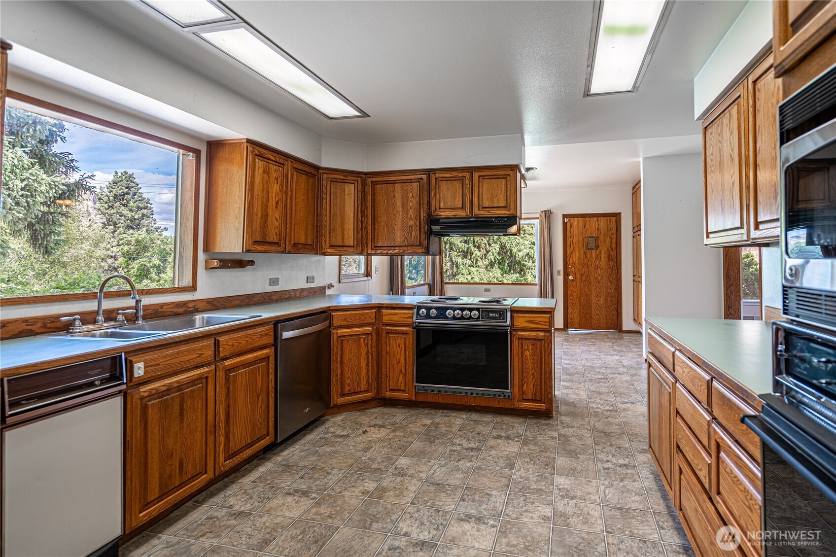 15 Beebe Fish Hatchery Road Chelan, WA 98816 - Photo 9 of 40 a kitchen with stainless steel appliances granite countertop a stove sink and cabinets
