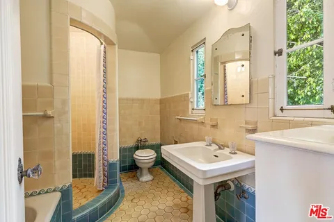 $8,950,000 | 702 North Linden Drive, Beverly Hills, CA 90210