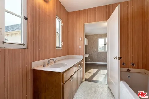 $8,950,000 | 702 North Linden Drive, Beverly Hills, CA 90210