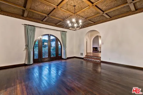 $8,950,000 | 702 North Linden Drive, Beverly Hills, CA 90210