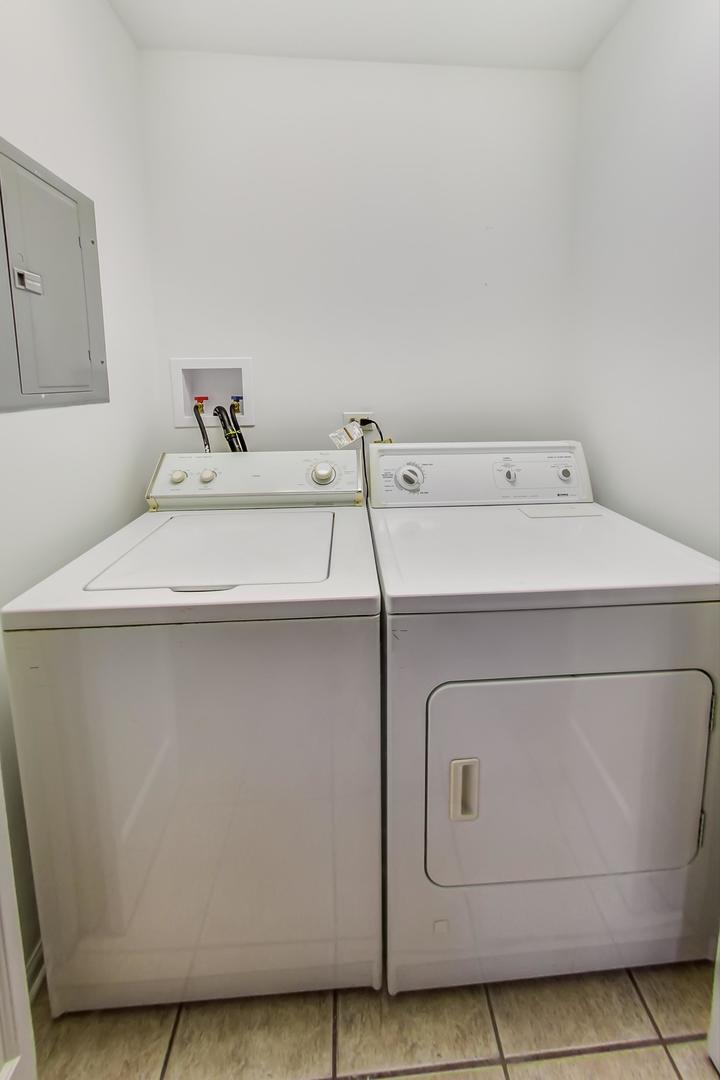 2035 West Rice Street Chicago, IL 60622 - Photo 23 of 27 a utility room with dryer and washer