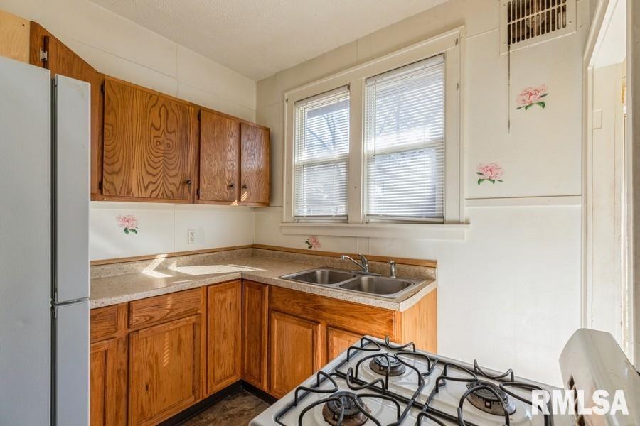 4227 11th Street Rock Island, IL 61201 - Photo 9 of 14