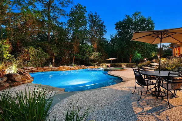 $1,865,000 | 122 East Bracebridge Circle, The Woodlands, TX 77382