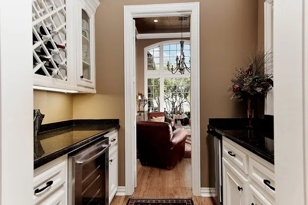 $1,865,000 | 122 East Bracebridge Circle, The Woodlands, TX 77382