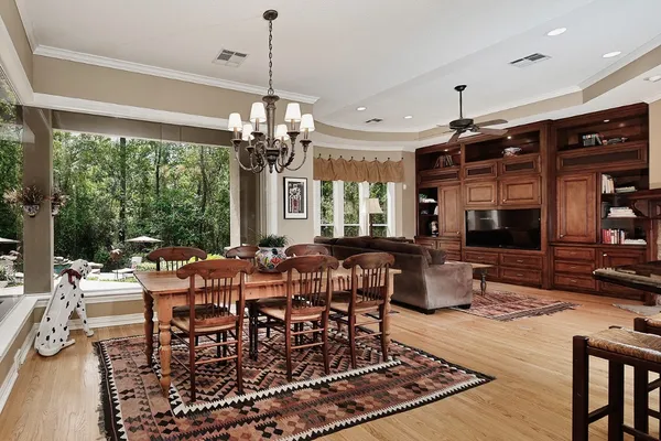 $1,865,000 | 122 East Bracebridge Circle, The Woodlands, TX 77382