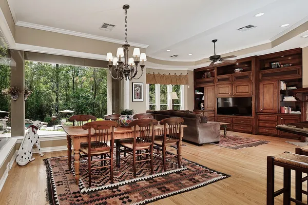 $1,825,000 | 122 East Bracebridge Circle, The Woodlands, TX 77382