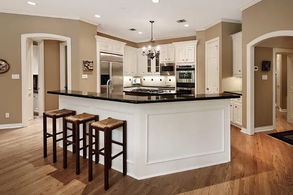 $1,865,000 | 122 East Bracebridge Circle, The Woodlands, TX 77382