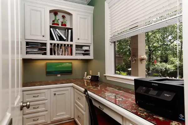 $1,865,000 | 122 East Bracebridge Circle, The Woodlands, TX 77382