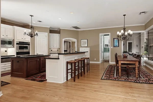 $1,865,000 | 122 East Bracebridge Circle, The Woodlands, TX 77382