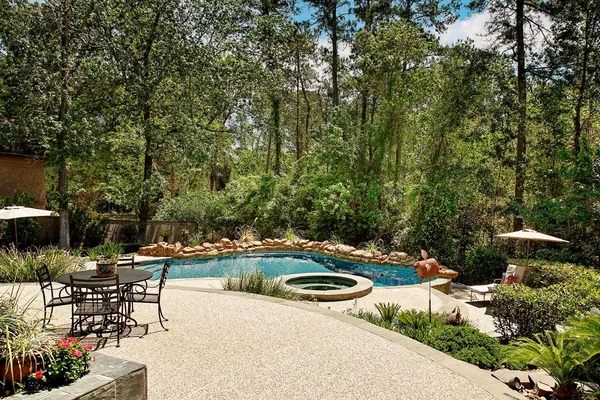 $1,865,000 | 122 East Bracebridge Circle, The Woodlands, TX 77382