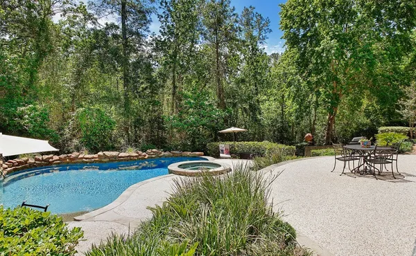 $1,865,000 | 122 East Bracebridge Circle, The Woodlands, TX 77382