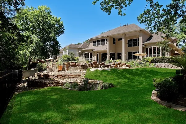 $1,865,000 | 122 East Bracebridge Circle, The Woodlands, TX 77382