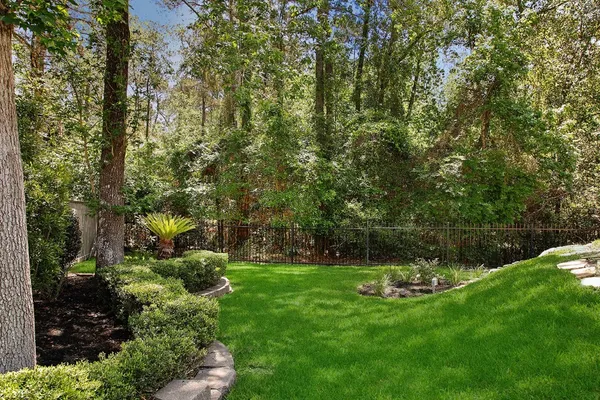 $1,865,000 | 122 East Bracebridge Circle, The Woodlands, TX 77382