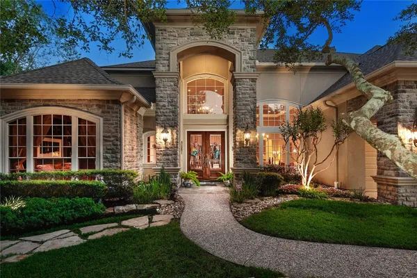 $1,865,000 | 122 East Bracebridge Circle, The Woodlands, TX 77382