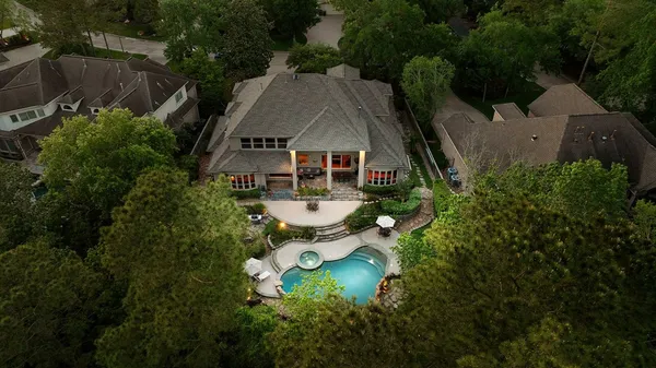 $1,865,000 | 122 East Bracebridge Circle, The Woodlands, TX 77382