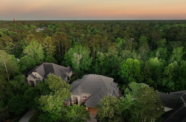 $1,865,000 | 122 East Bracebridge Circle, The Woodlands, TX 77382