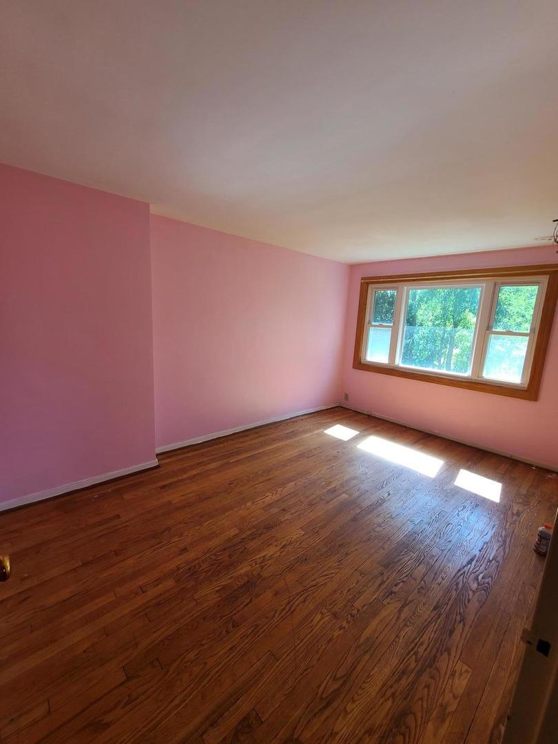 35 McGarity Road, Unit 772 Park Forest, IL 60466 - Photo 4 of 7 a view of an empty room with wooden floor and a window