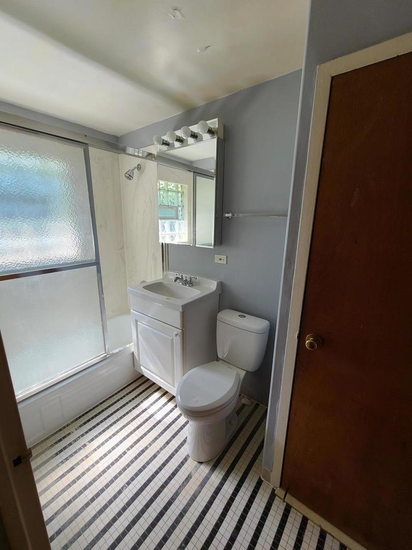 35 McGarity Road, Unit 772 Park Forest, IL 60466 - Photo 6 of 7 a bathroom with a sink toilet and shower