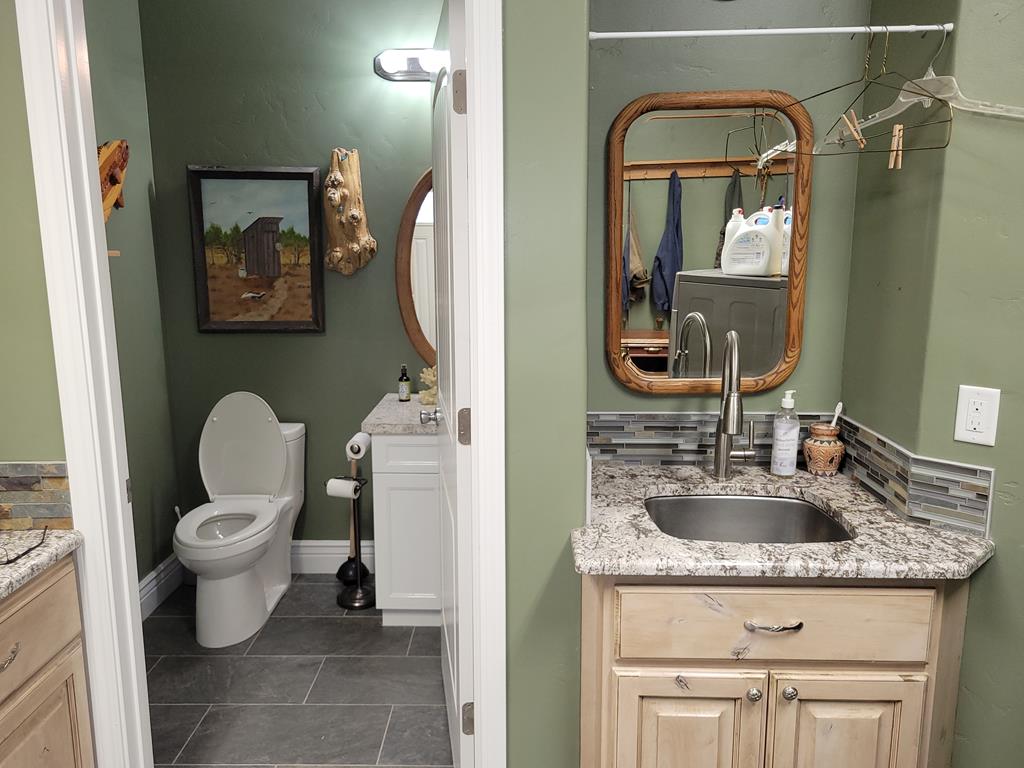 191 Clear Creek Road Cascade, ID 83611 - Photo 49 of 60 Main level - 1/2 bath for guests