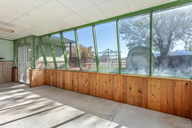 a view of livingroom with furniture