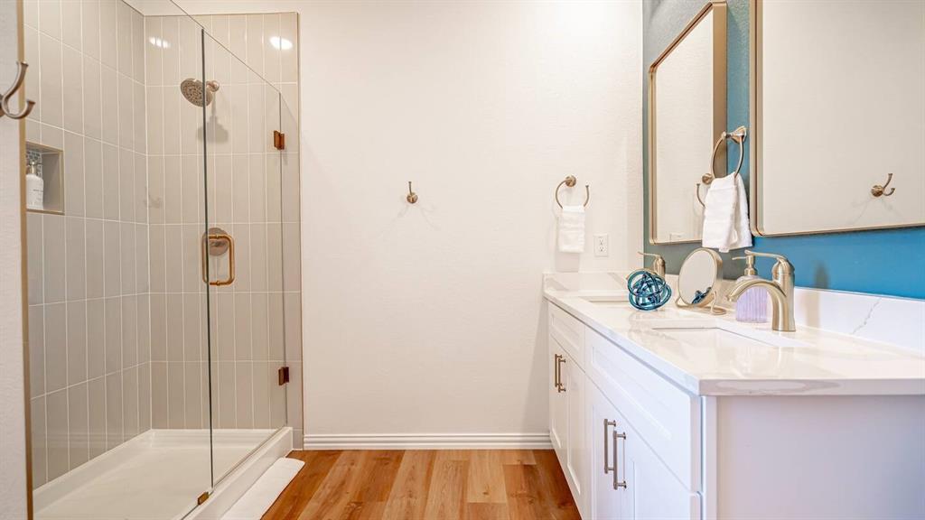 1215 Beaconsfield Lane, Unit 706 Arlington, TX 76011 - Photo 19 of 40 a bathroom with a sink and a mirror