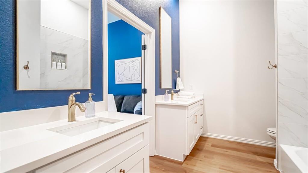 1215 Beaconsfield Lane, Unit 706 Arlington, TX 76011 - Photo 24 of 40 a bathroom with a sink and a mirror