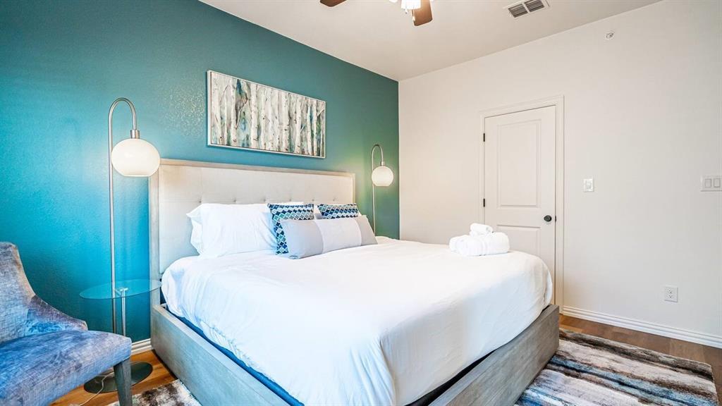 1215 Beaconsfield Lane, Unit 706 Arlington, TX 76011 - Photo 25 of 40 a bedroom with a bed and a window