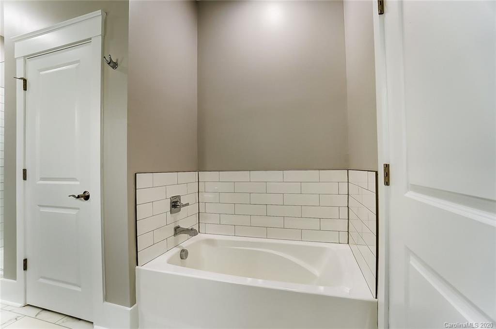 830 Providence Road, Unit 303 Charlotte, NC 28207 - Photo 26 of 39 a bathroom with a bathtub