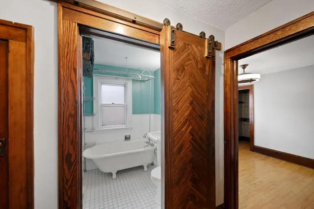 $265,000 | 2014 Cottage Avenue East, St. Paul, MN 55119