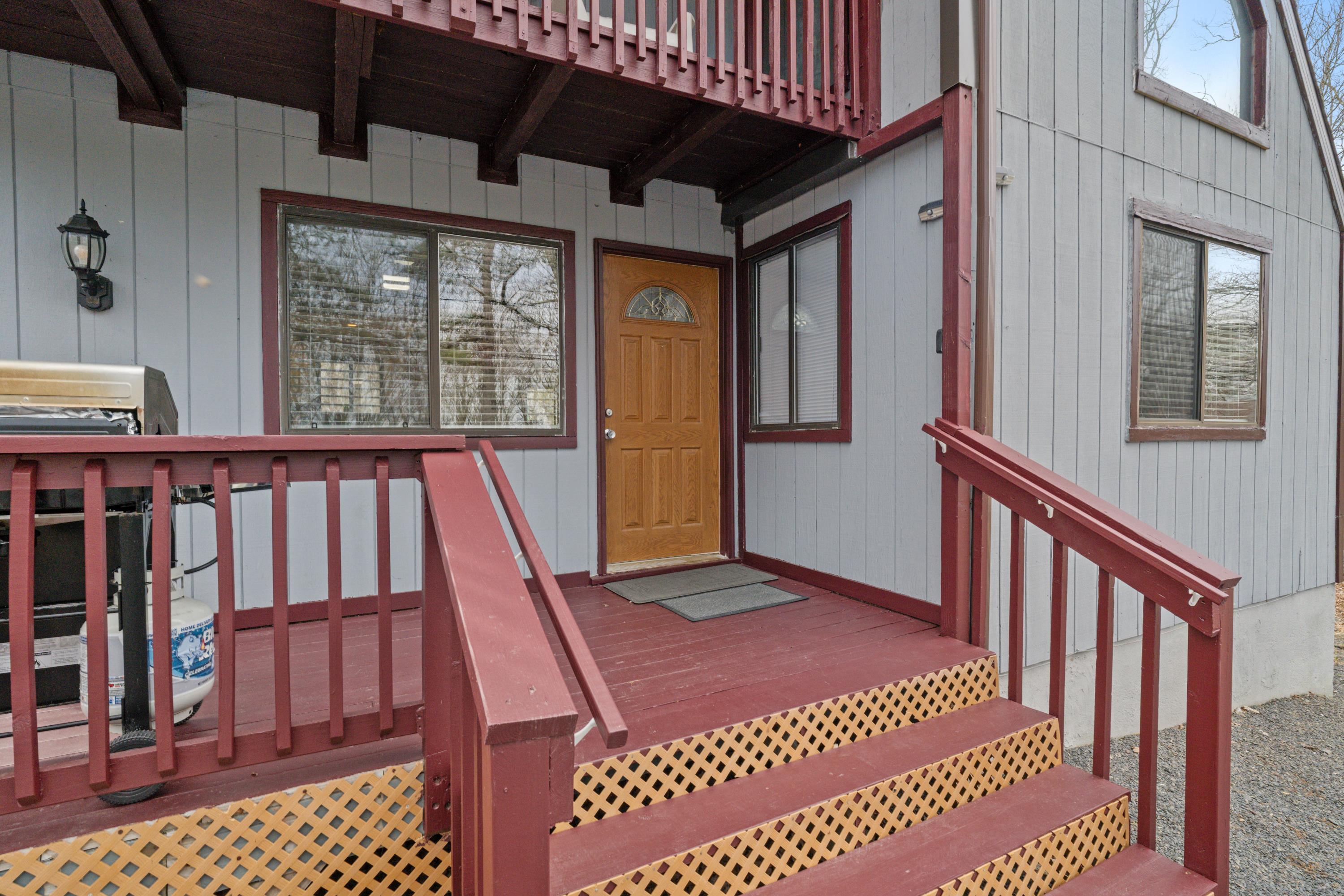 2196 Scarborough Way Bushkill, PA 18324 - Photo 23 of 58 a balcony view with a rug