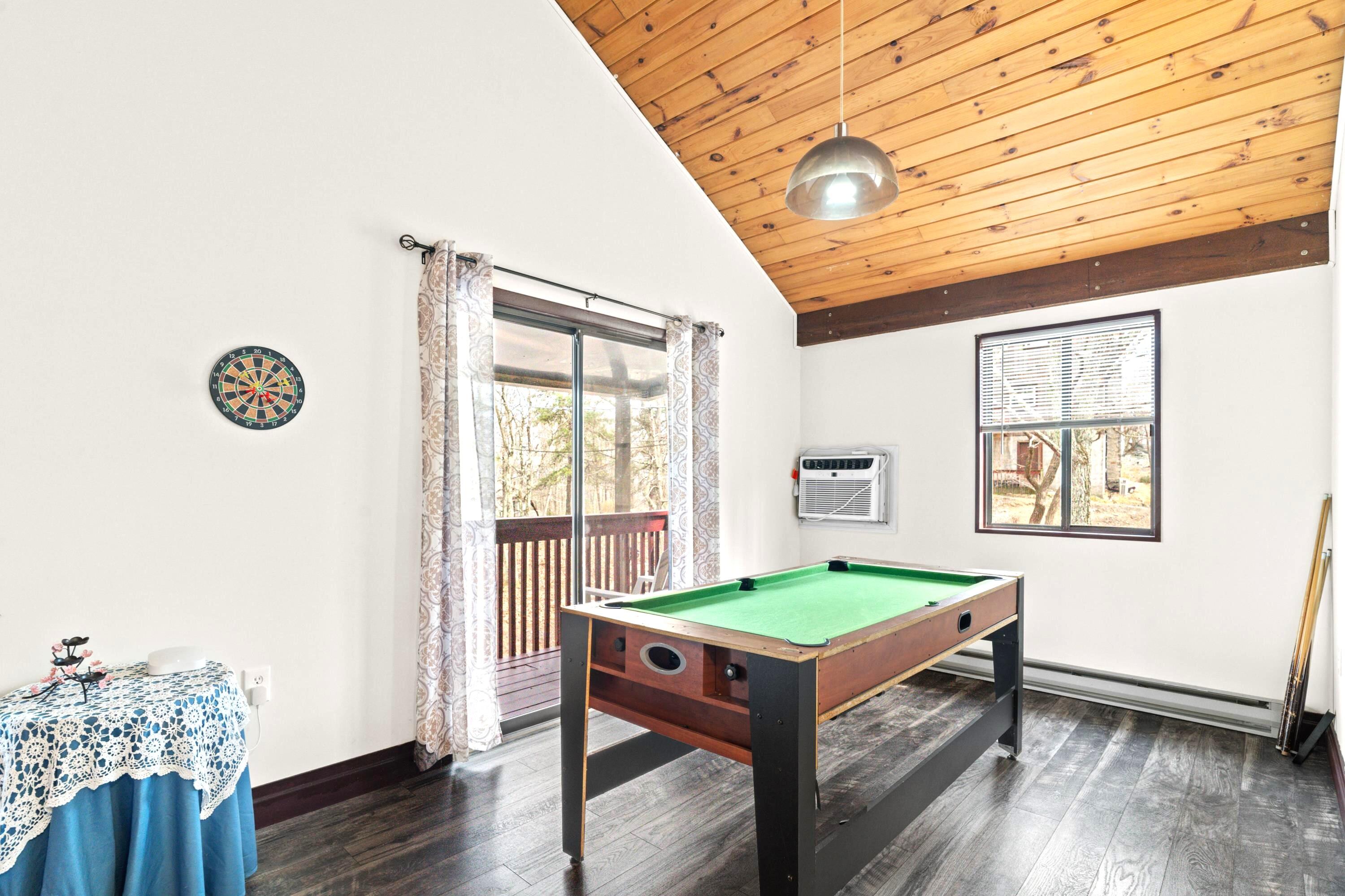 2196 Scarborough Way Bushkill, PA 18324 - Photo 7 of 58 a room with furniture and a window