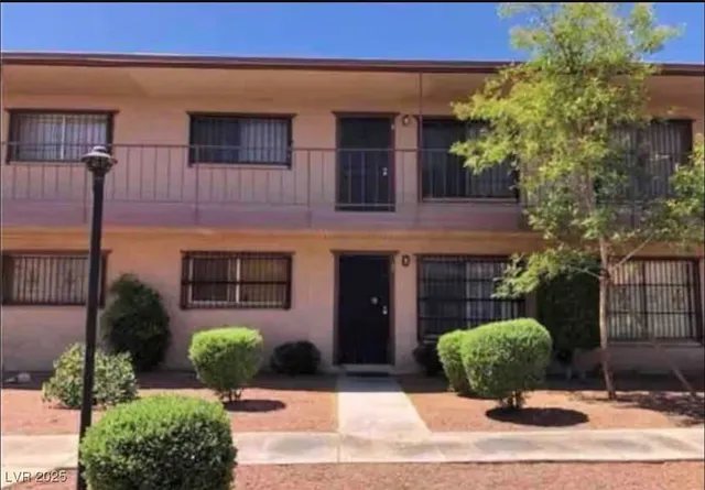 $950 | 615 South Royal Crest Circle, Unit 8, Las Vegas, NV 89169